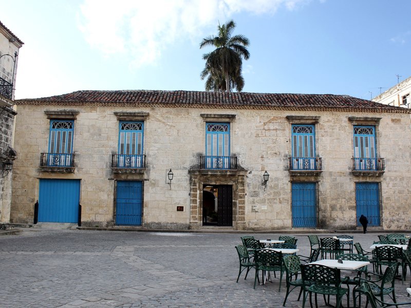 Fachada colonial con puertas azules en La Habana Vieja, Cuba