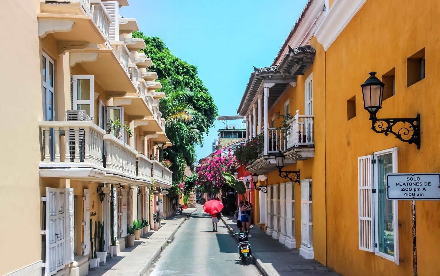Calle del centro histórico de Cartagena de Indias, Colombia, con fachadas ocre y balcones de madera