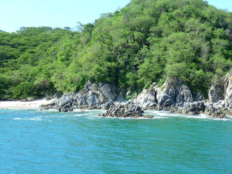 Cala de agua turquesa y monte verde en la Riviera Nayarit